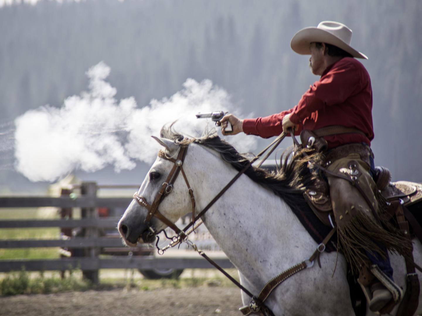 Un vaquero en la Diamond P Cowboy Mounted Shooting Competition en West Yellowstone, Montana