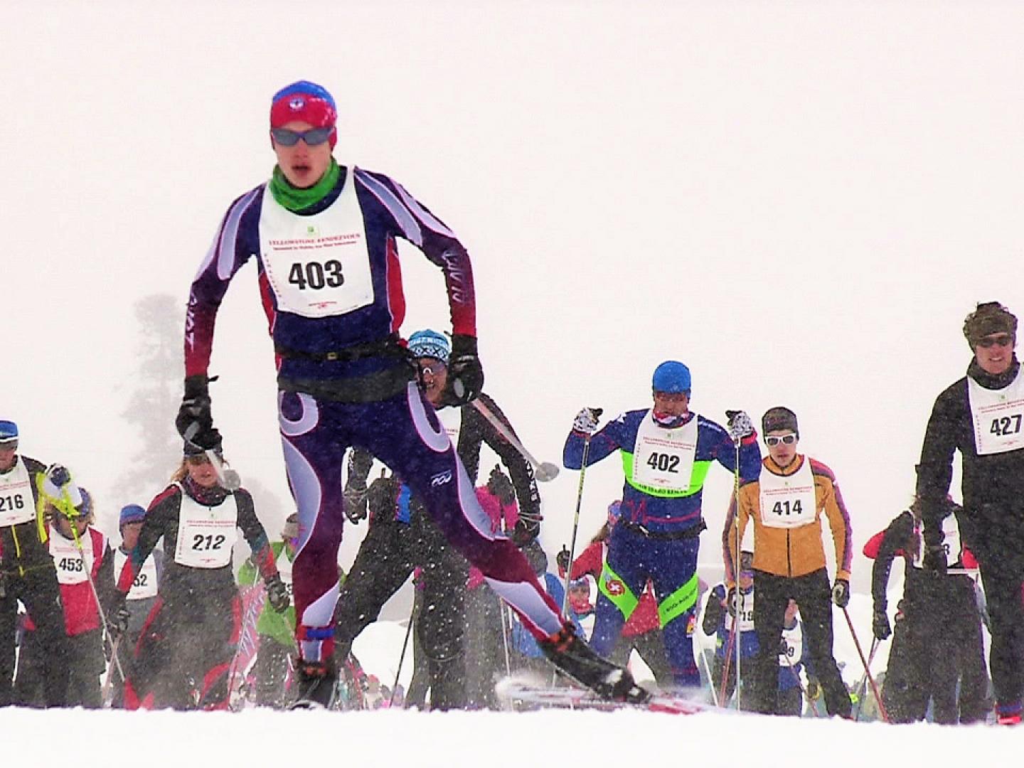 Competidores en el Rendezvous Ski Race en West Yellowstone, Montana