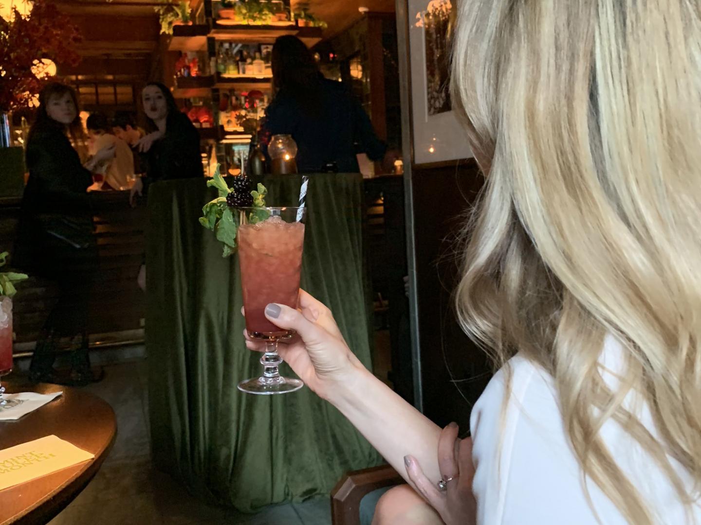 ケンタッキー州ルイビルのミントジュレップ月間にミントジュレップを味わう人