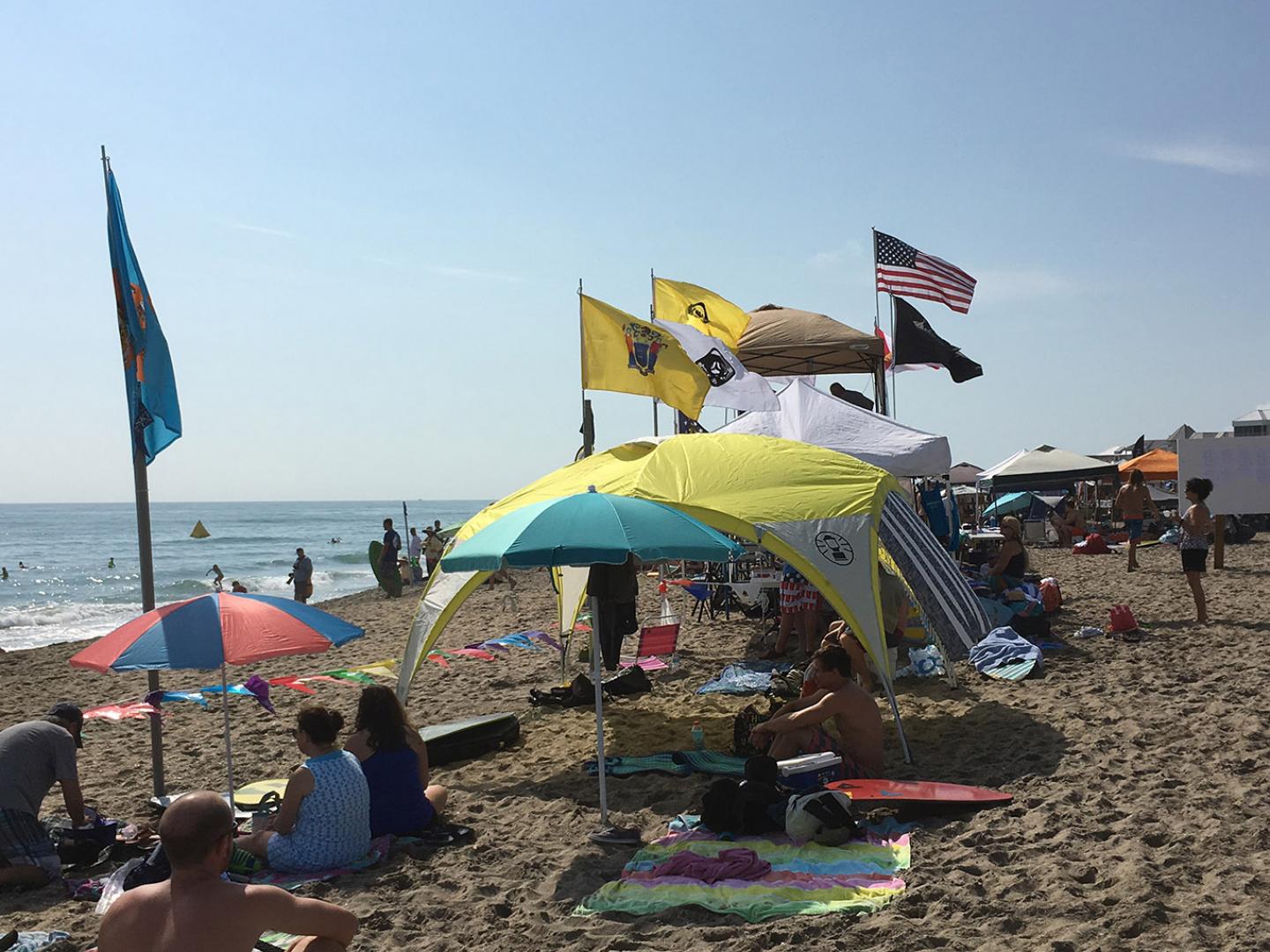 Surfeurs et spectateurs au Single Fin Showdown Surf Festival à Stuart, en Floride