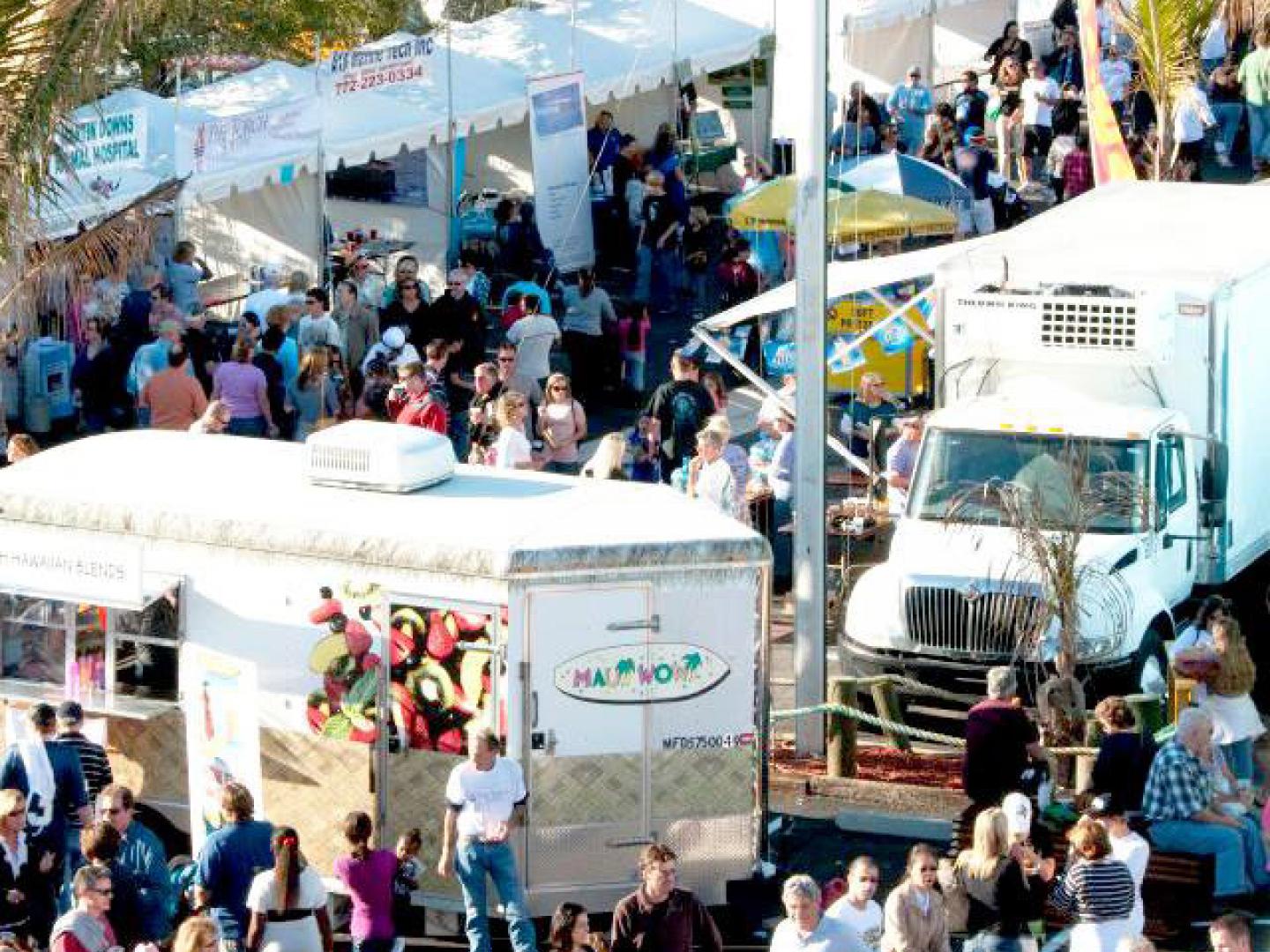 Foule venue assister au Port Salerno Seafood Festival à Stuart, en Floride