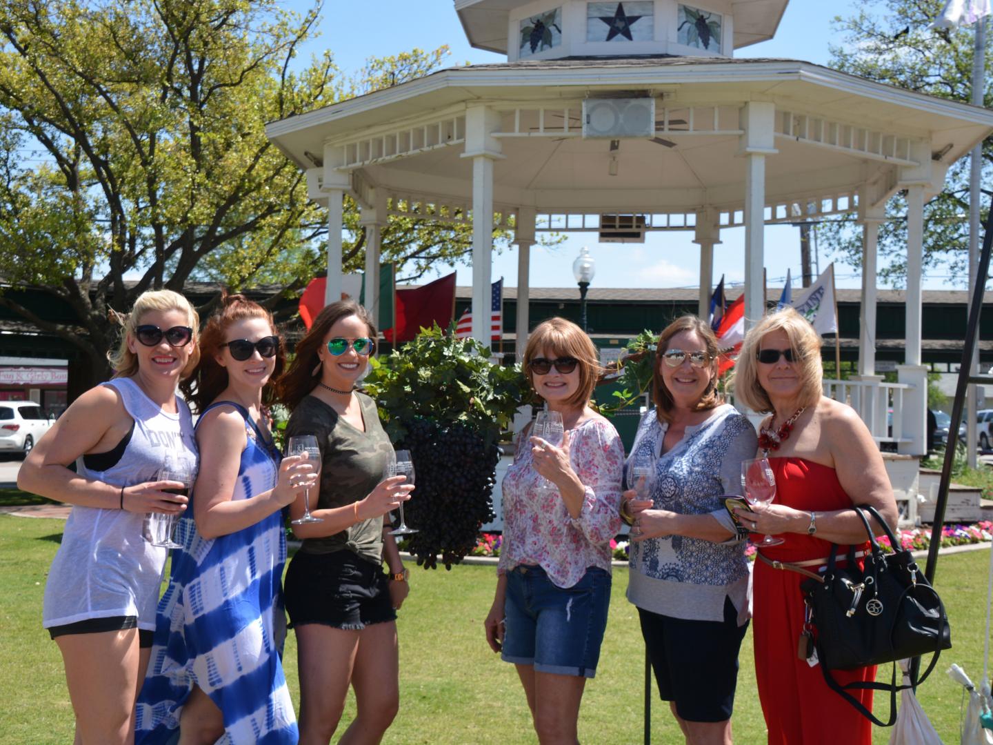 Pose e goles de vinho durante a New Vintage Wine & Gallery Trail & Blessing of the Vines em Grapevine, Texas