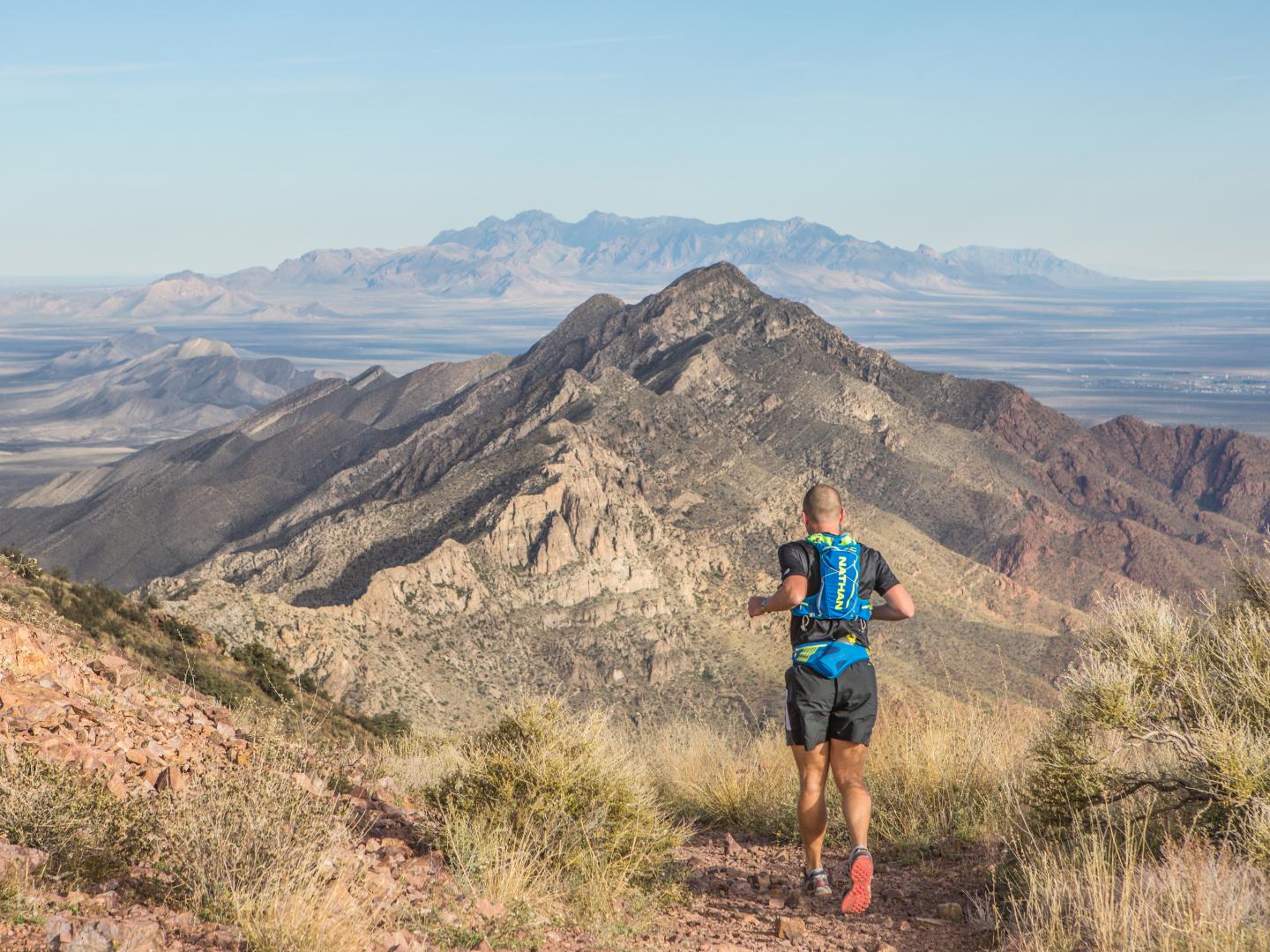 Un participante rodeado por paisajes de montaña durante las Franklin Mountains Trail Runs