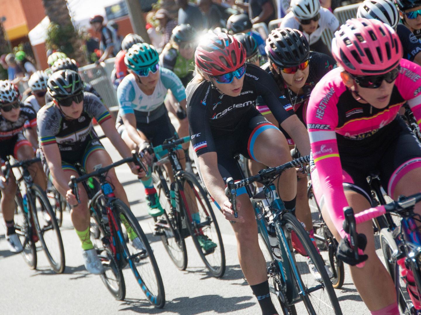 Ciclistas compitiendo en Sun City Crit en El Paso, Texas