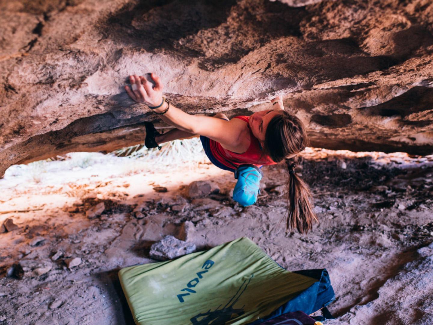 Escalando rocas durante el Hueco Rock Rodeo en El Paso, Texas