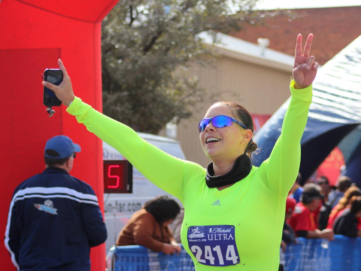 Un maratonista que terminó El Paso Marathon