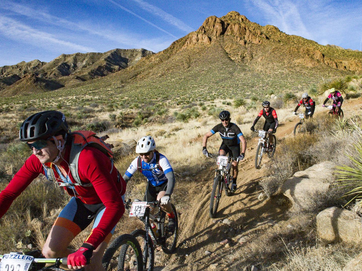 Compitiendo en la Puzzler Mountain Bike Race en El Paso, Texas