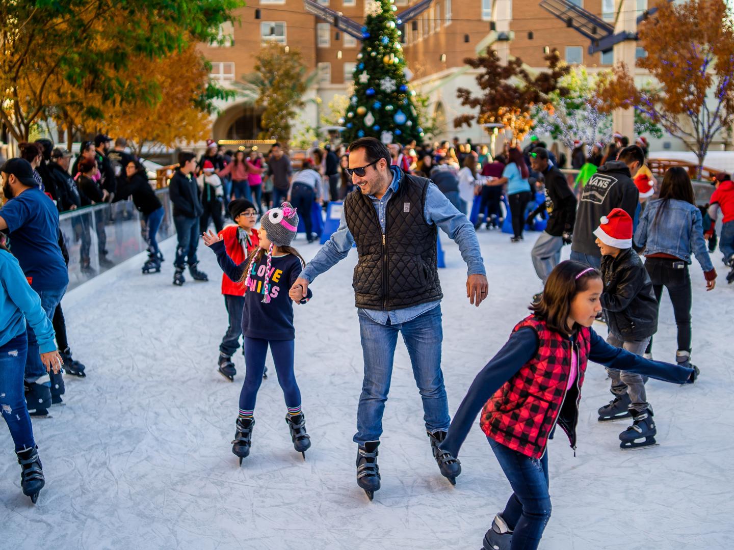 Patinaje sobre hielo en El Paso, Texas, durante el WinterFest