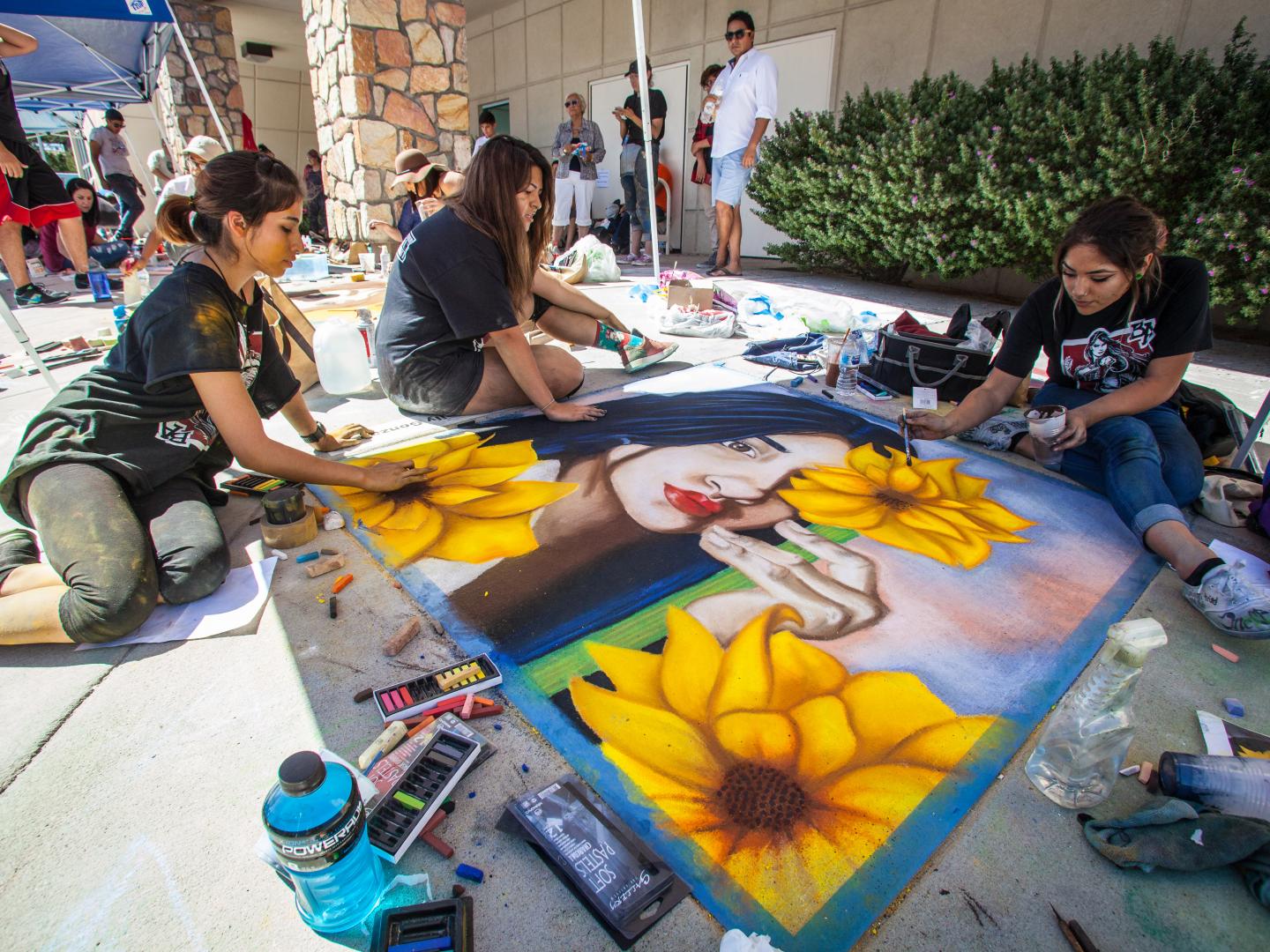 Arte con tiza en vivo durante el festival Chalk the Block en El Paso, Texas