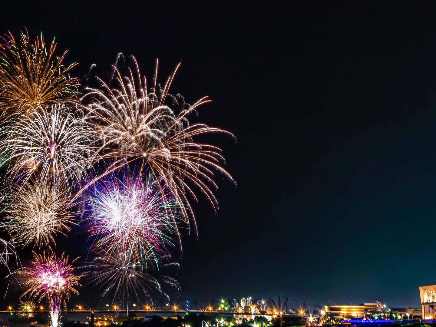 Espectáculo de fuegos artificiales en el Día de la Independencia en Owensboro, Kentucky