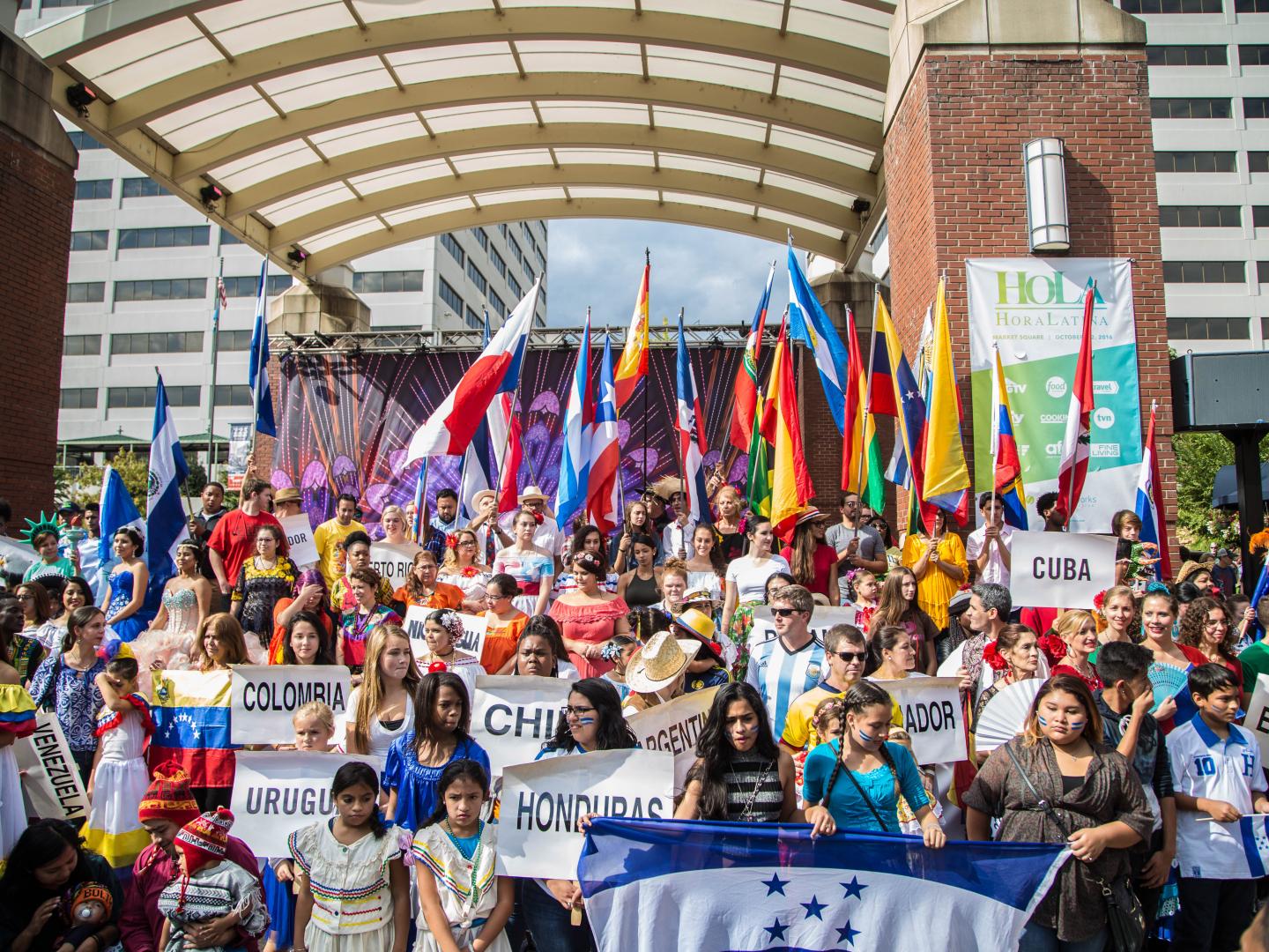 テネシー州ノックスビルのオラフェスティバルでヒスパニック文化をお祝いしましょう