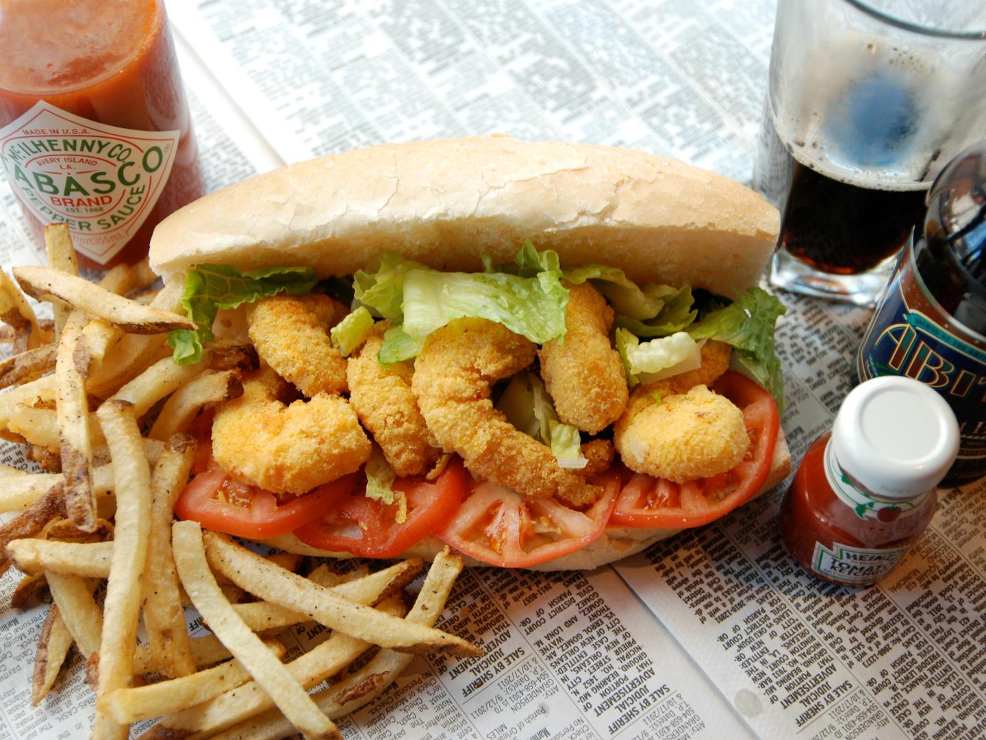 Un clásico sándwich po' boy con camarones fritos en Nueva Orleans, Luisiana