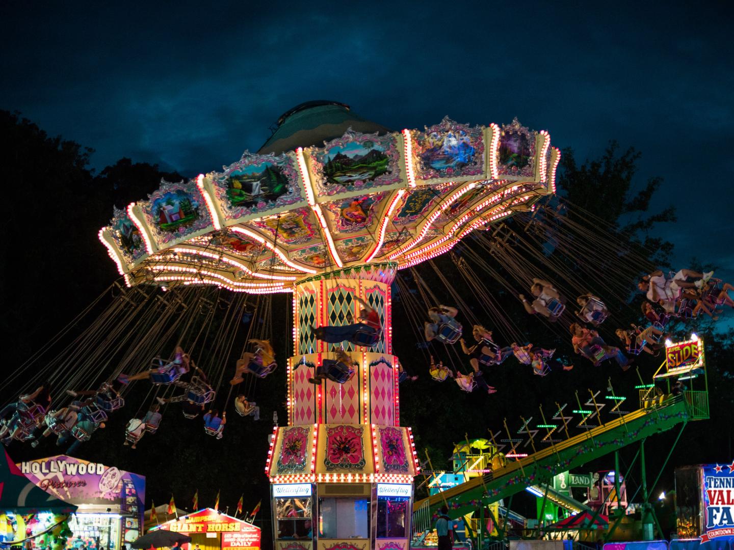 テネシー州ノックスビルのテネシー・バレー・フェアで楽しむ昔ながらの乗り物