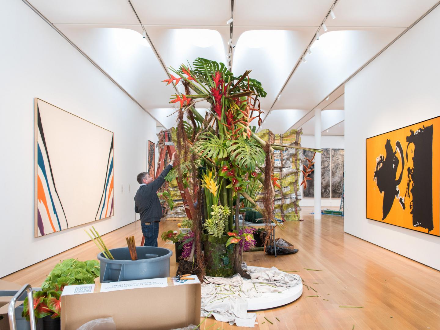 Montando a exibição do Art in Bloom em Raleigh, Carolina do Norte