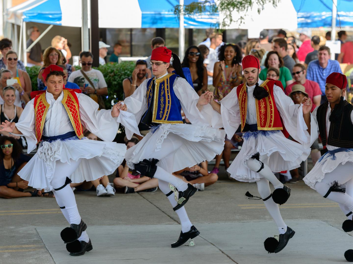 Bailes tradicionales durante el Columbus Greek Festival
