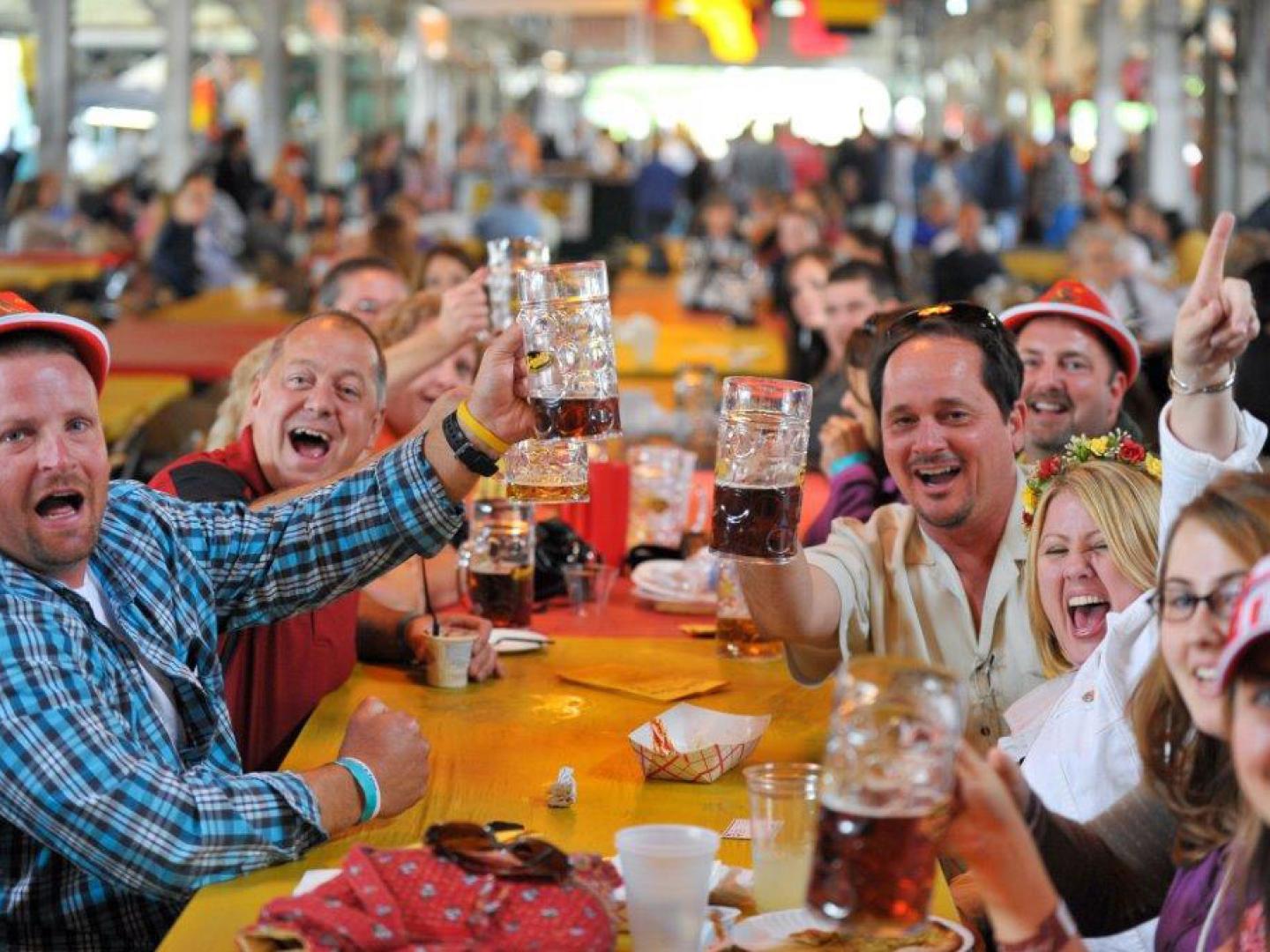 Un grupo haciendo un brindis en el Columbus Oktoberfest