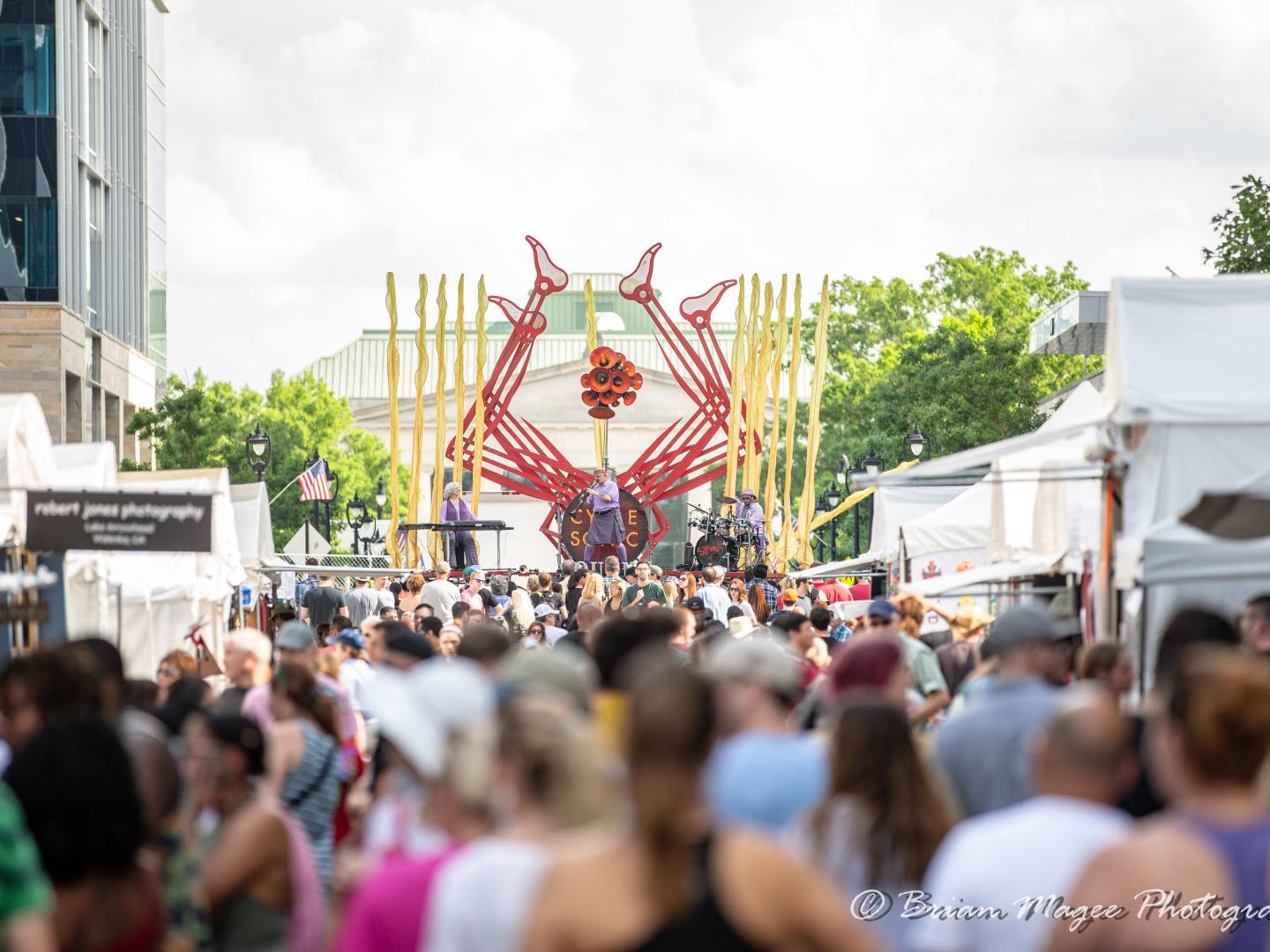 Assistindo a um concerto durante o festival Artsplosure, em Raleigh, Carolina do Norte