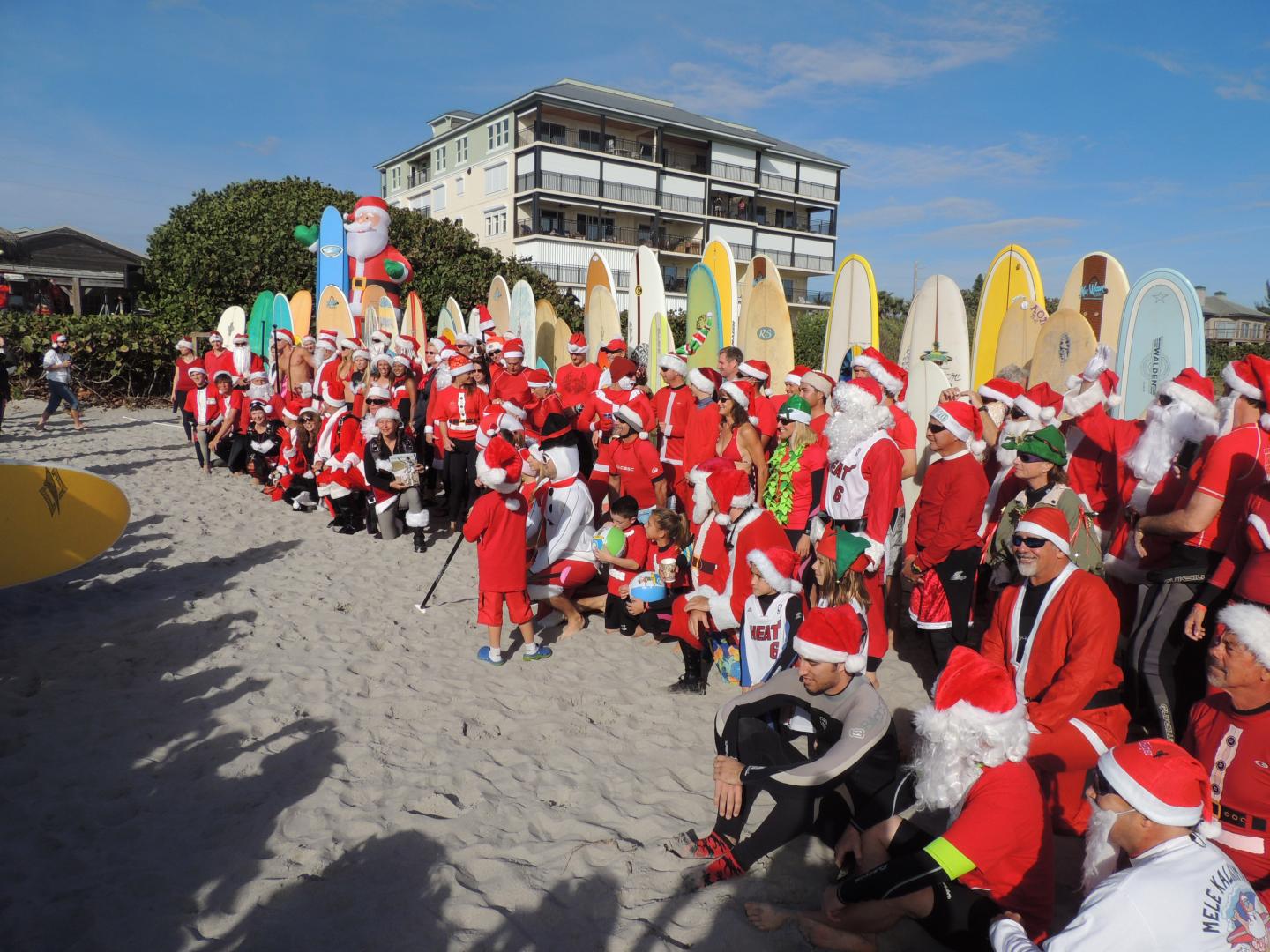 Des surfeurs déguisés en pères Noël à l’occasion de l’événement annuel Surfing Santas à Cocoa Beach, Floride