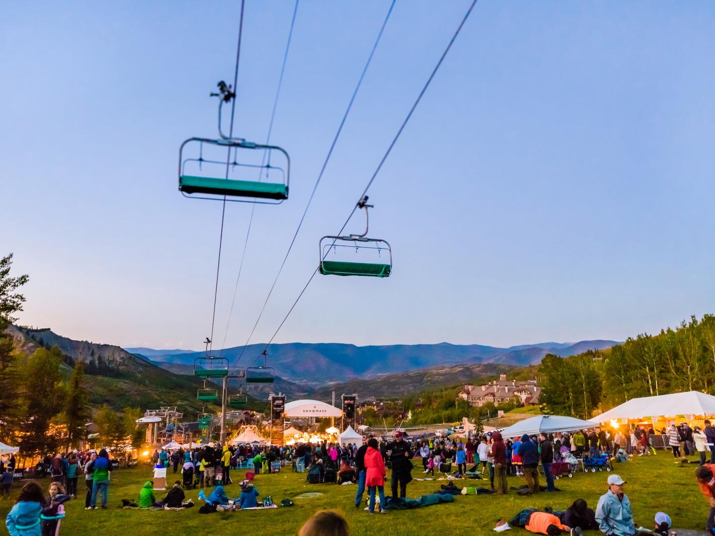 Spectateurs de la Snowmass Free Concert Series profitant de la vue sur les montagnes du Colorado