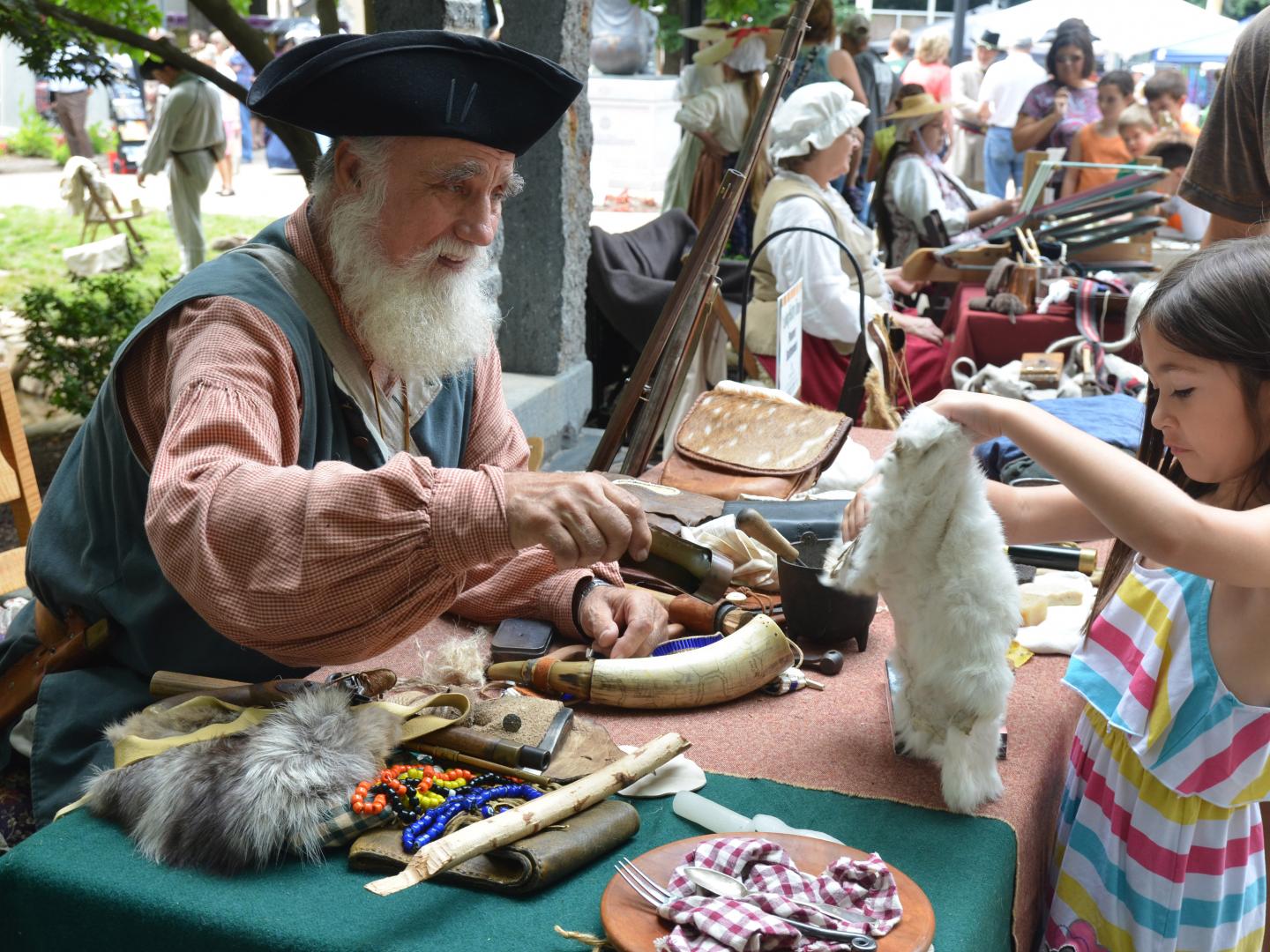 ノックスビルの東テネシー州歴史フェアで、衣装をまとった解説者との交流を楽しみましょう