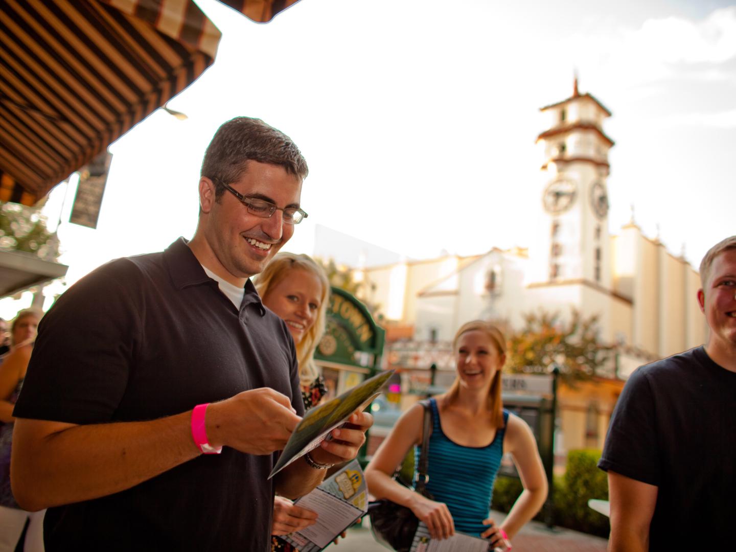 Participants au festival gastronomique Taste of Downtown de Visalia, en Californie