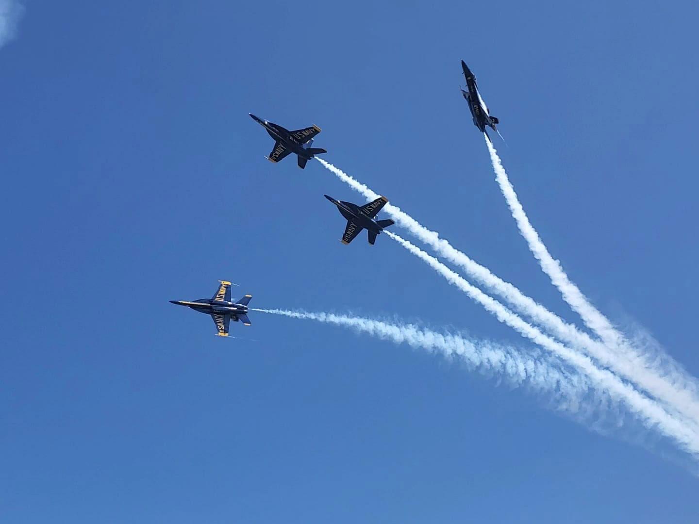 Les Blue Angels en plein spectacle aérien pendant l’événement Space Coast Airshow en Floride