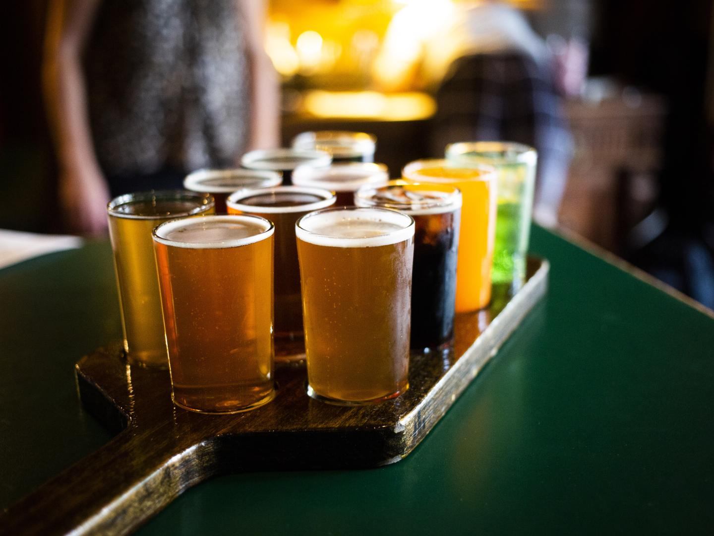 Dégustation de bières artisanales pendant le Visalia Craft Beer Festival en Californie