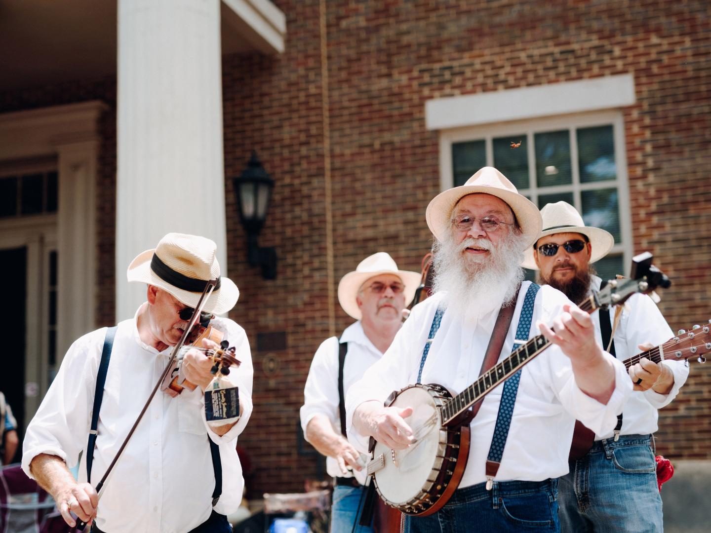 Banda de Bluegrass tocando em Franklin, Tennessee