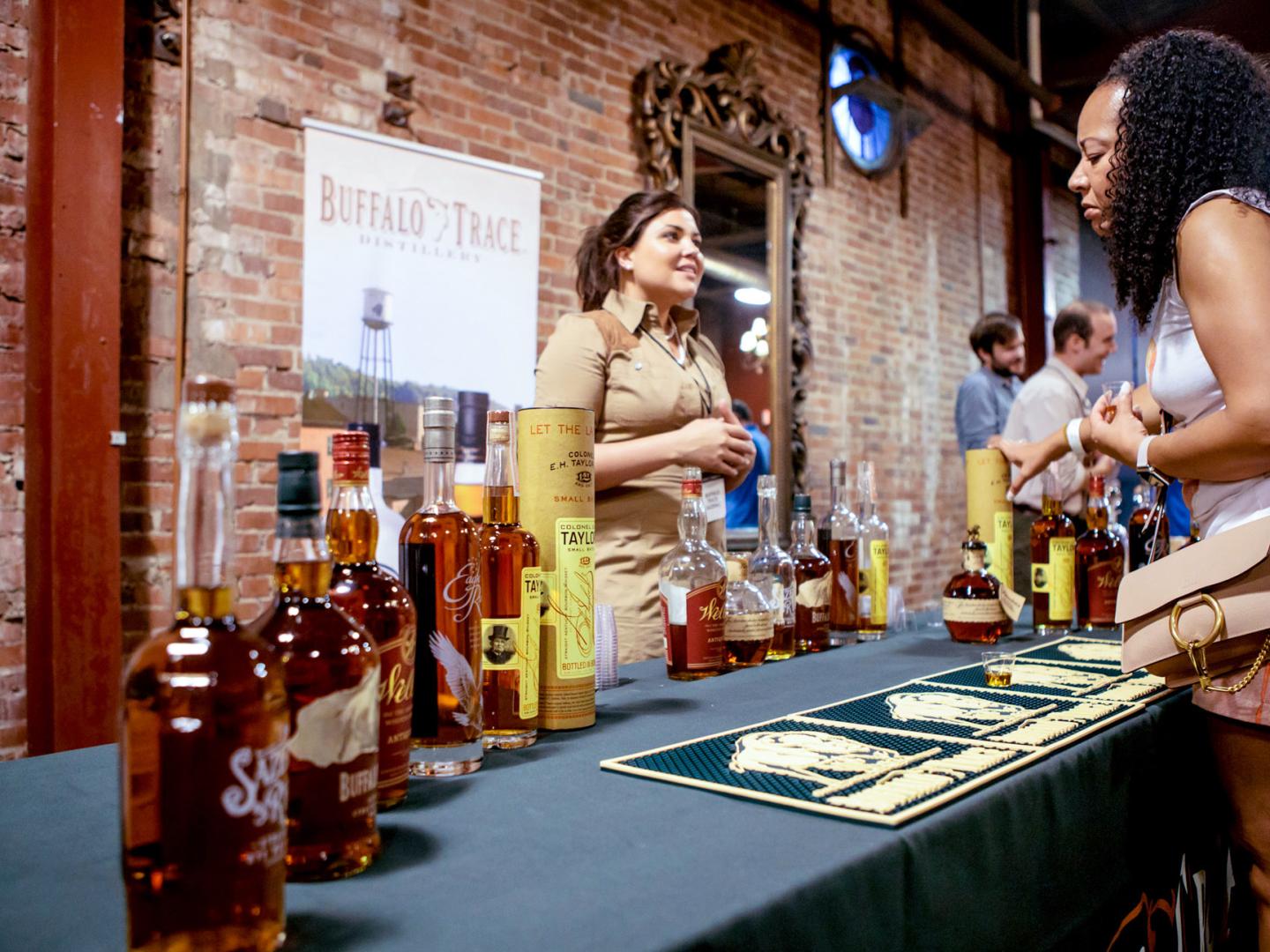 Degustação de destilados durante o evento da Southern Whiskey Society em Made South, em Franklin, Tennessee