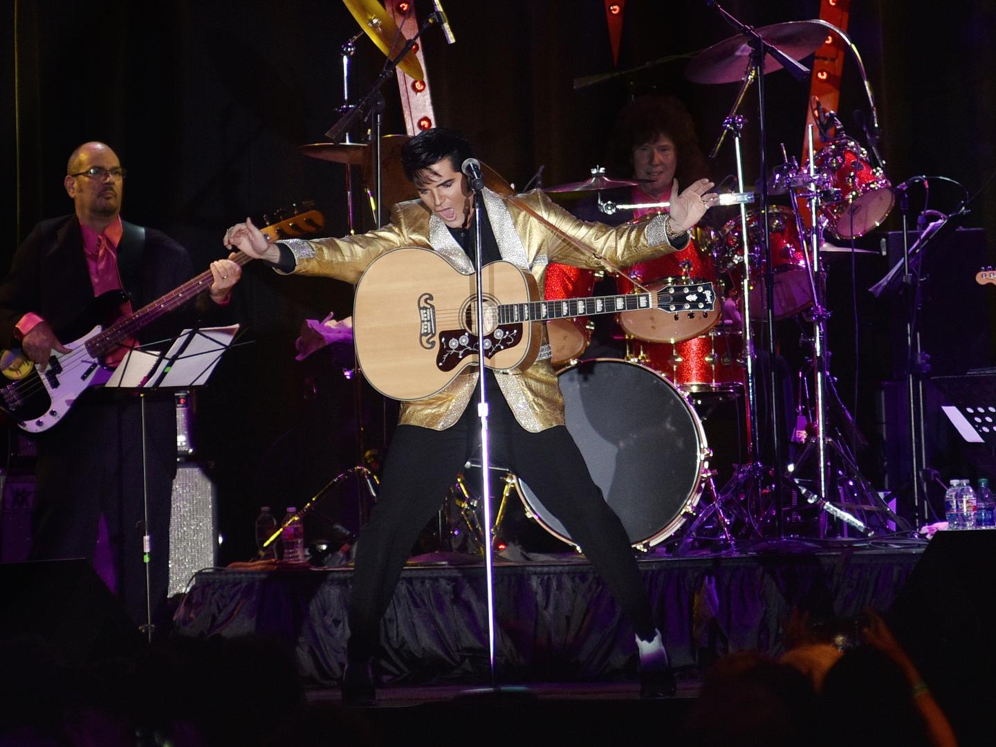 테네시주 멤피스의 엘비스 위크 중 엘비스의 곡을 신나게 연주하는 공연자