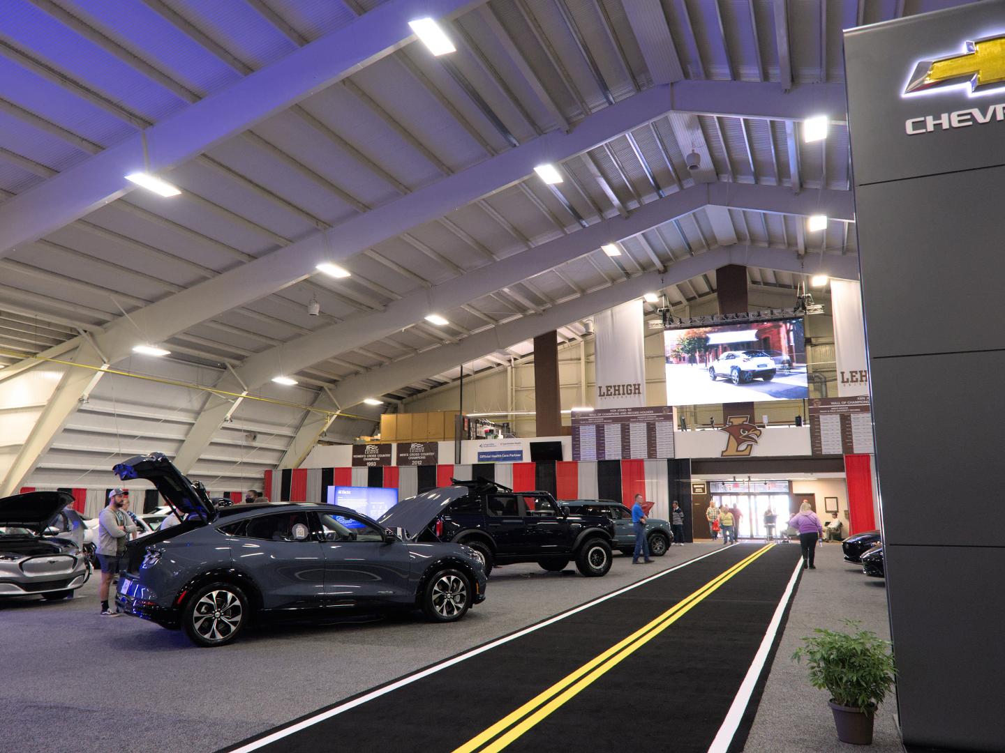 Autos exhibidos en el Lehigh Valley Auto Show en Stabler Arena en Bethlehem, Pensilvania