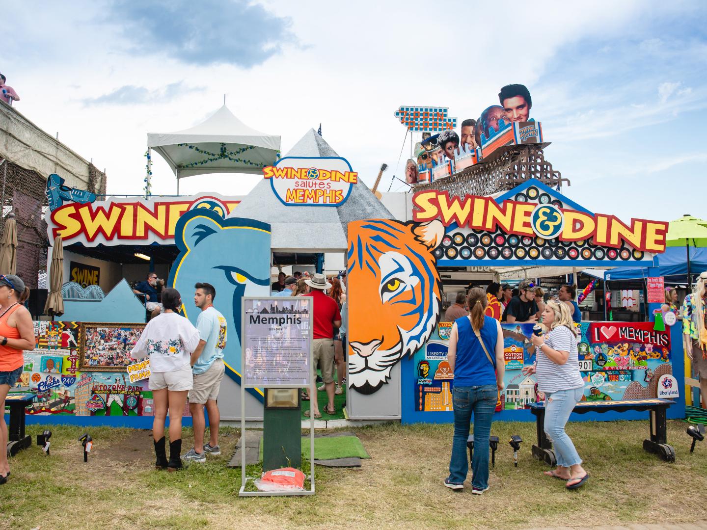 테네시주 멤피스의 월드 챔피언십 바비큐 요리 대회를 즐기는 참가자