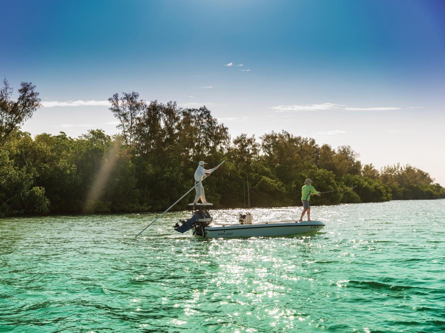 フロリダ州シャーロットハーバーの澄みきった空の下で釣りをします