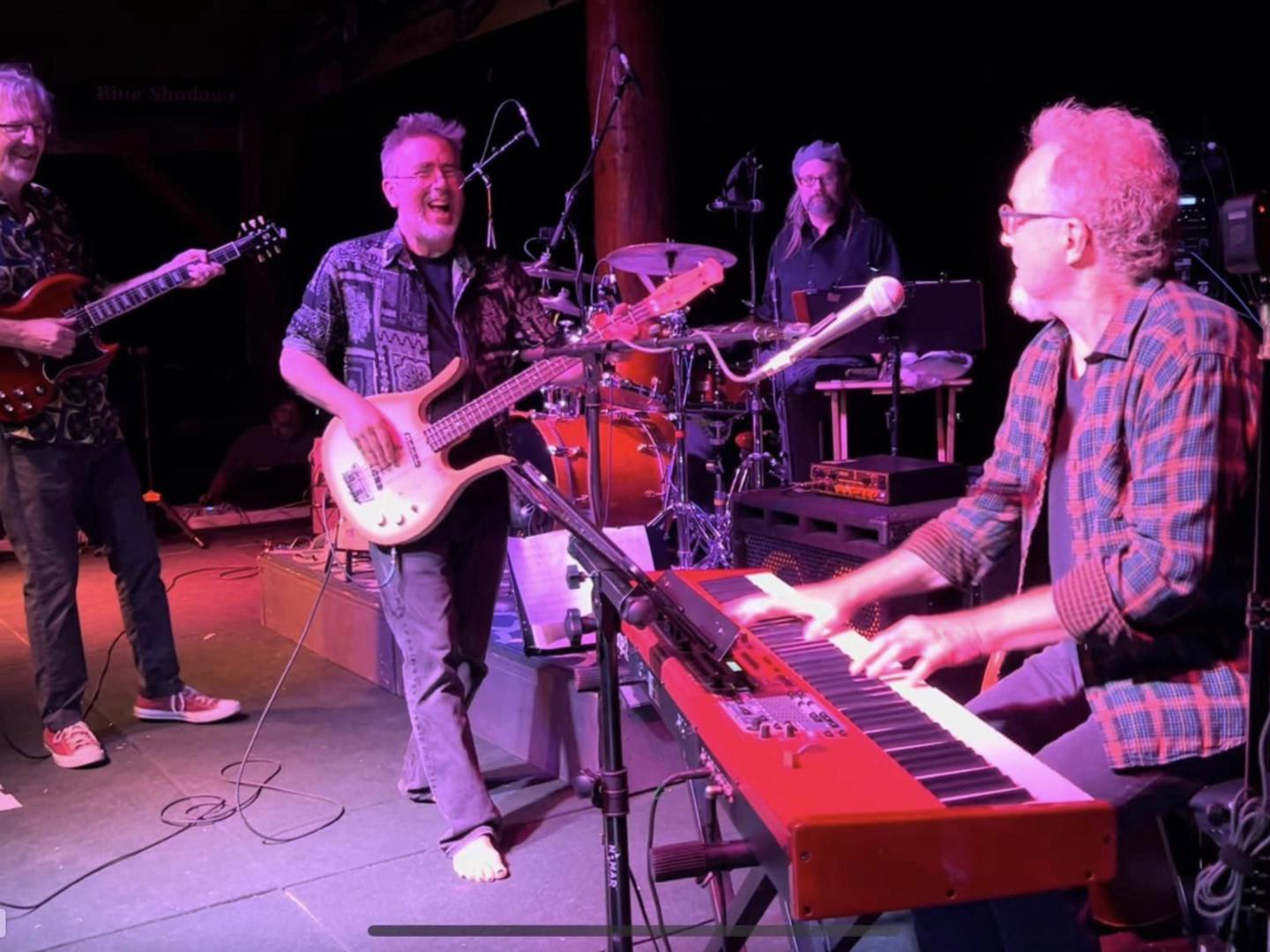 モンタナ州リビーのリバーフロント・ブルース・フェスティバルでライブミュージックを演奏するミュージシャン