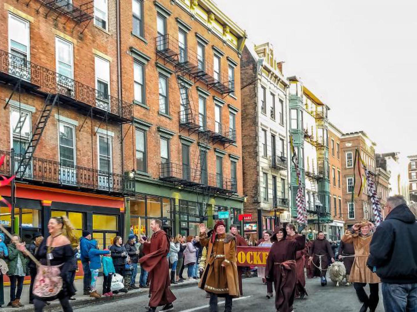 Ambiance festive lors de la parade annuelle qui marque le coup d’envoi du Bockfest à Cincinnati, Ohio