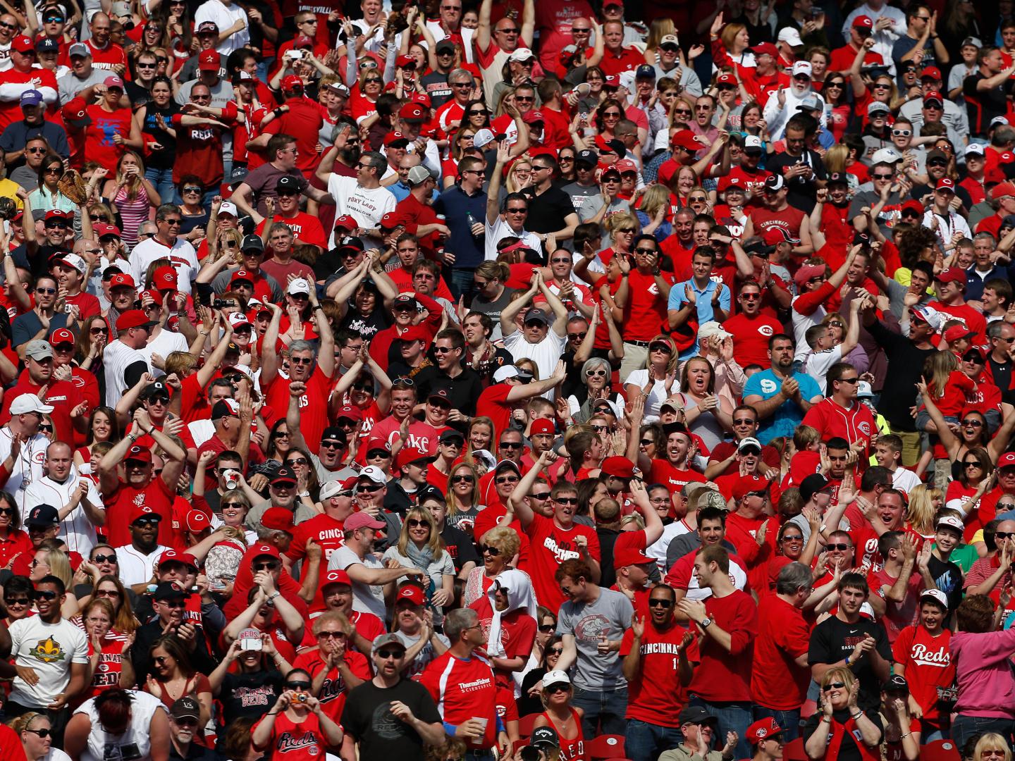 Grand groupe de supporters acclamant l’équipe de baseball des Cincinnati Reds à Cincinnati, Ohio