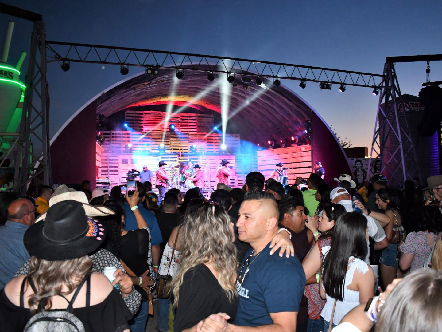 Música ao vivo e dança no Cinco De Mayo Fajita Festival em Amarillo, Texas