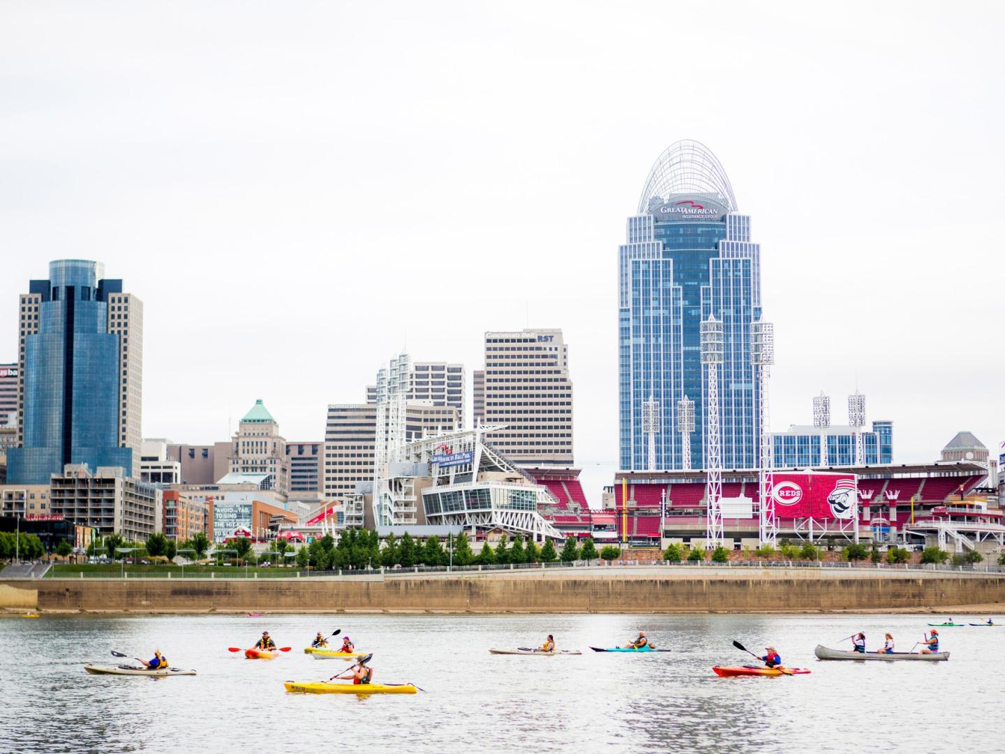 Pagayeurs sur la rivière Ohio dans le cadre du Paddlefest, à Cincinnati