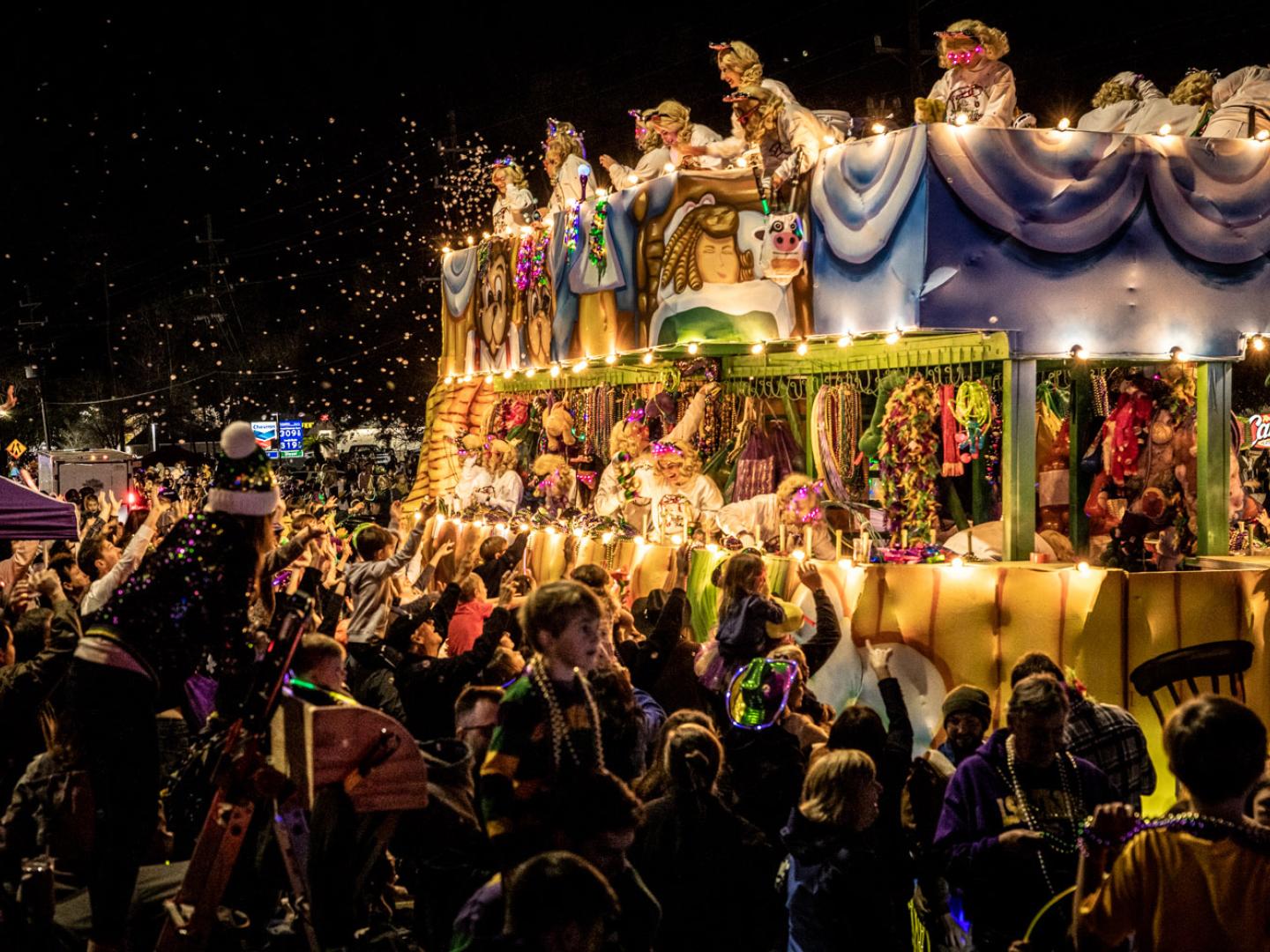 Curtindo a festa durante o Mandeville Mardi Gras Parade