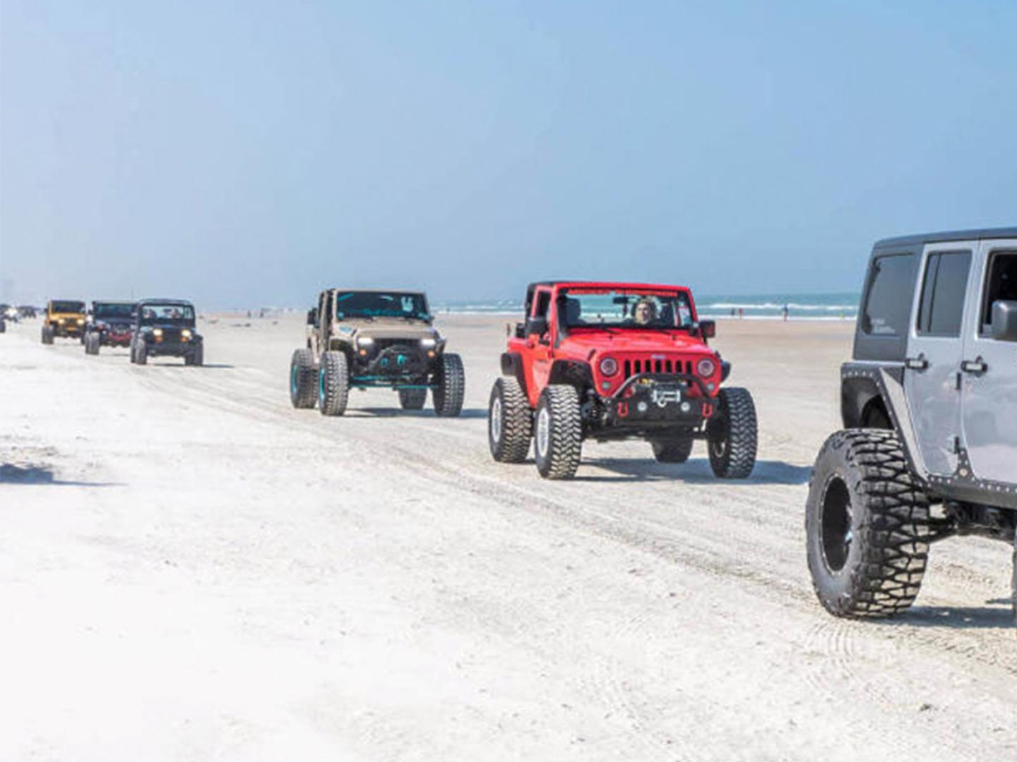 Un cortège de jeeps pendant l’événement Jeep Beach à Daytona Beach, Floride