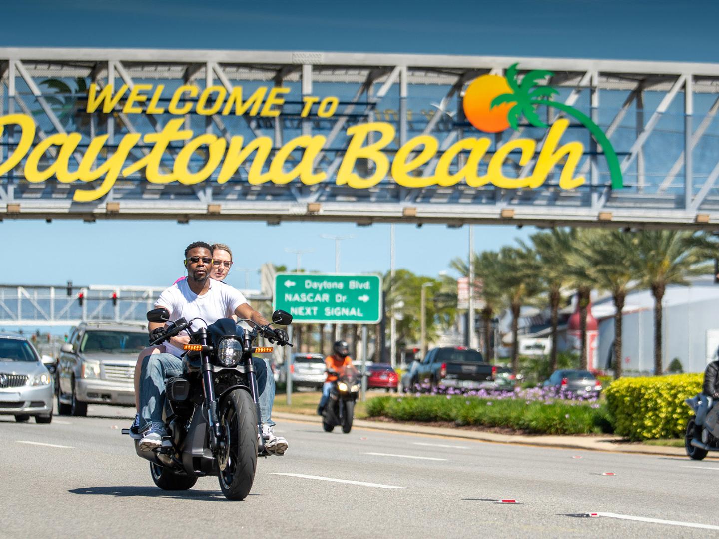 Virée en moto pendant la Bike Week à Daytona Beach, Floride