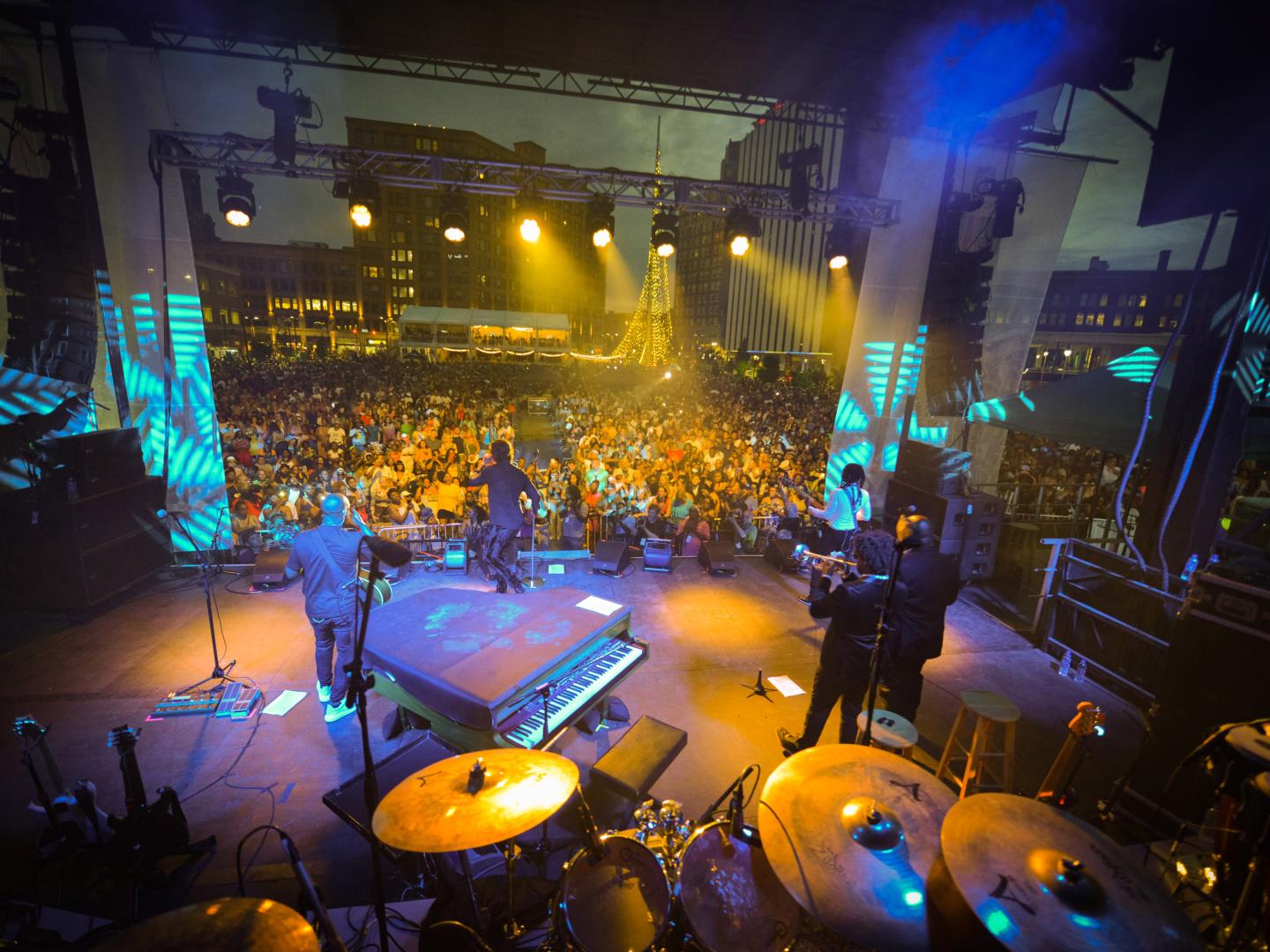 Una banda actúa en el Festival Internacional de Jazz de Rochester en Rochester, Nueva York