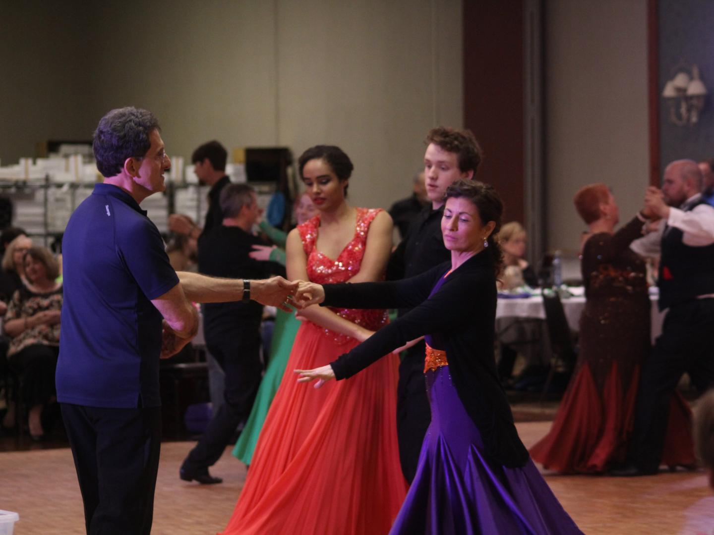 미시시피주 투펄로의 댄싱 위드 더 킹 행사를 즐기는 댄서들