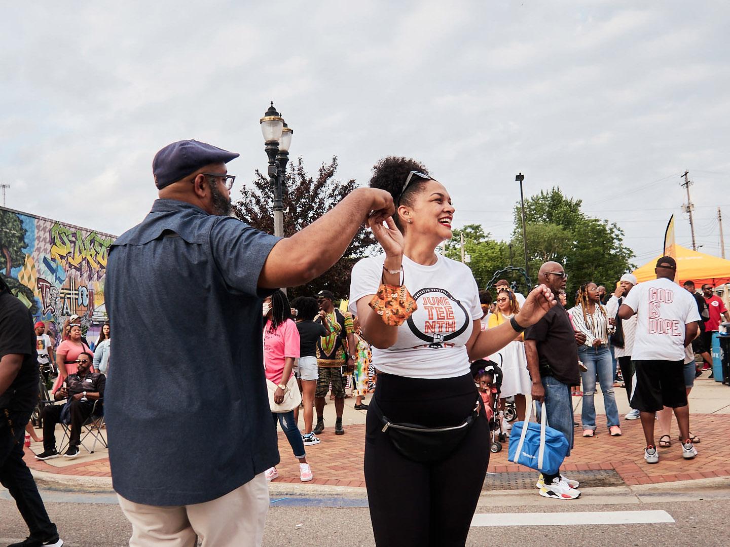 在密西根州兰辛庆祝六月节周末