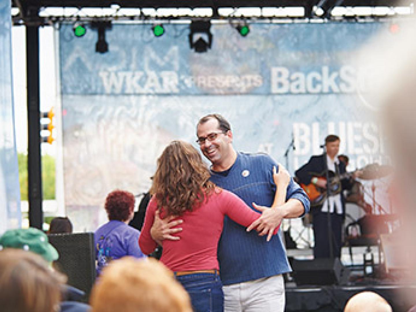 在密西根州 Bluesfest 蓝调音乐节享受现场音乐的舞者