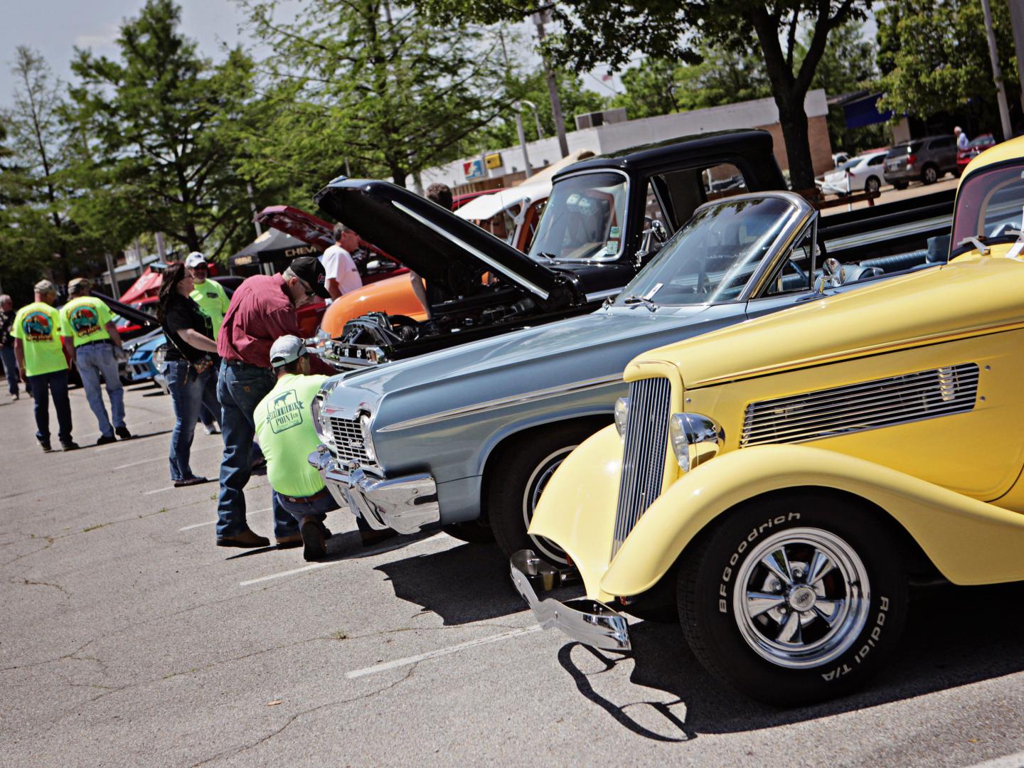 미시시피주 투펄로의 블루 스웨이드 크루즈에 승선할 준비를 하고 있는 클래식 모델 자동차들