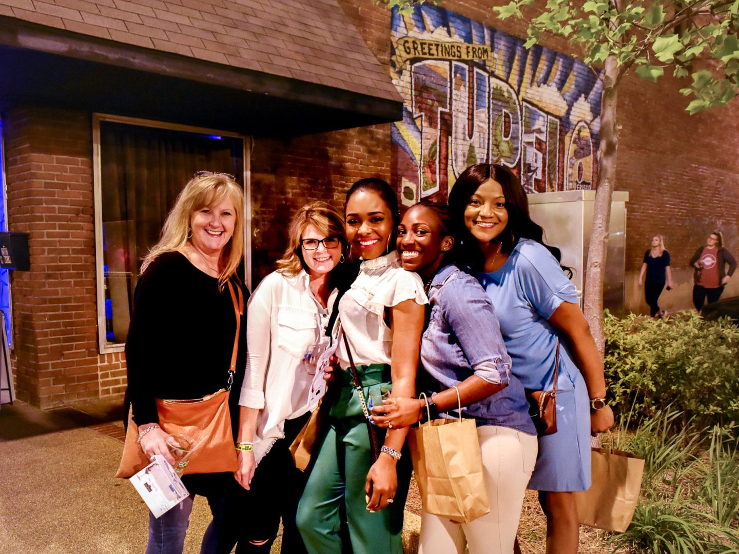 미시시피주 투펄로에서 와인 다운타운 행사를 즐기는 참가자들