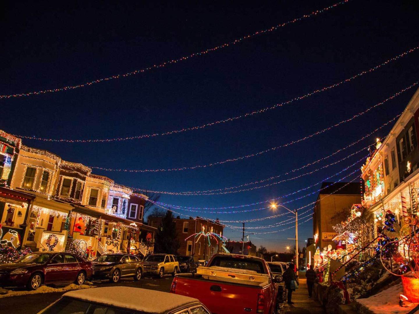 연말연시에 화려한 불빛으로 가득한 볼티모어 햄던 지역
