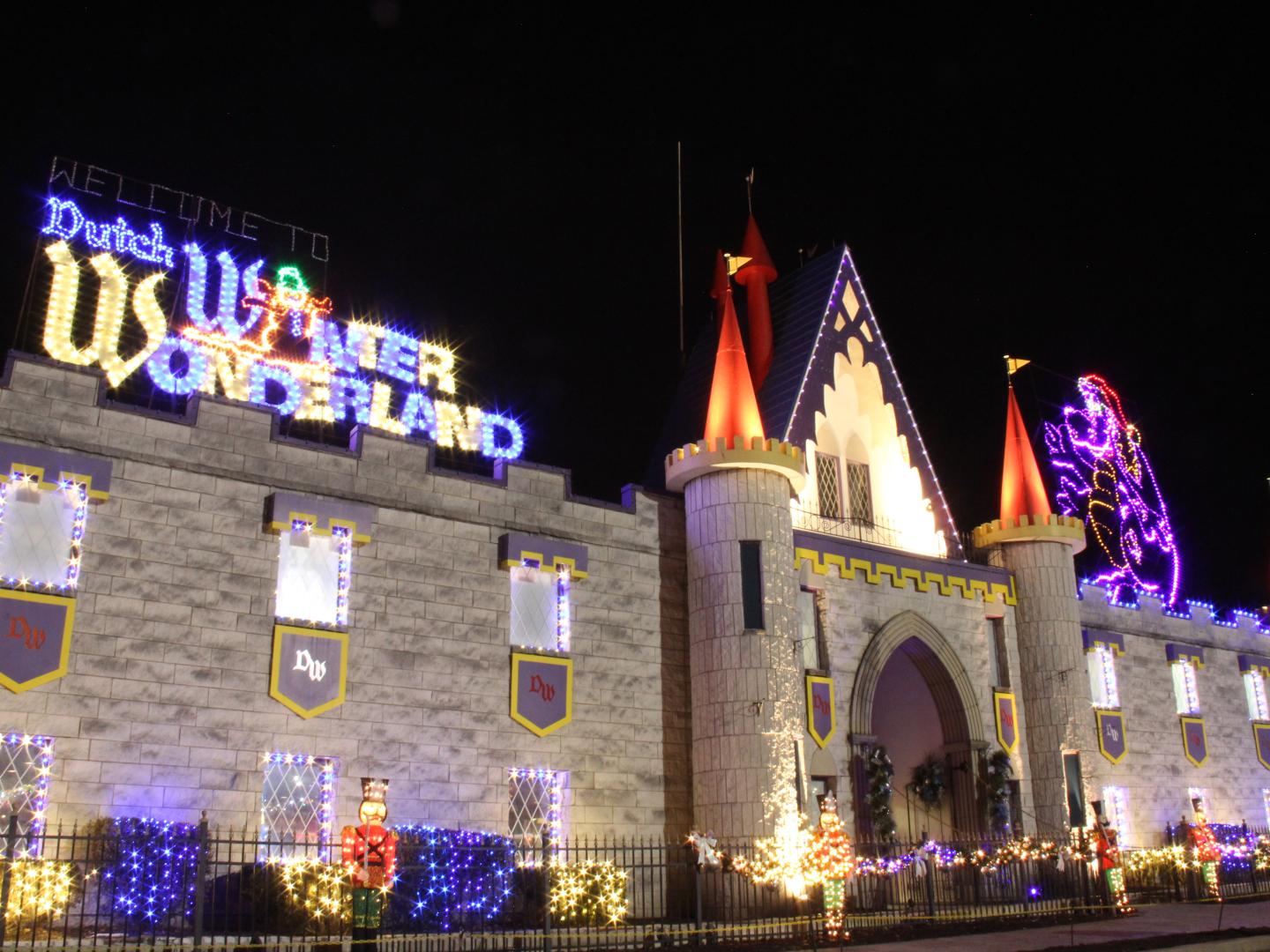 Luzes de Natal brilham na entrada do Dutch Wonderland