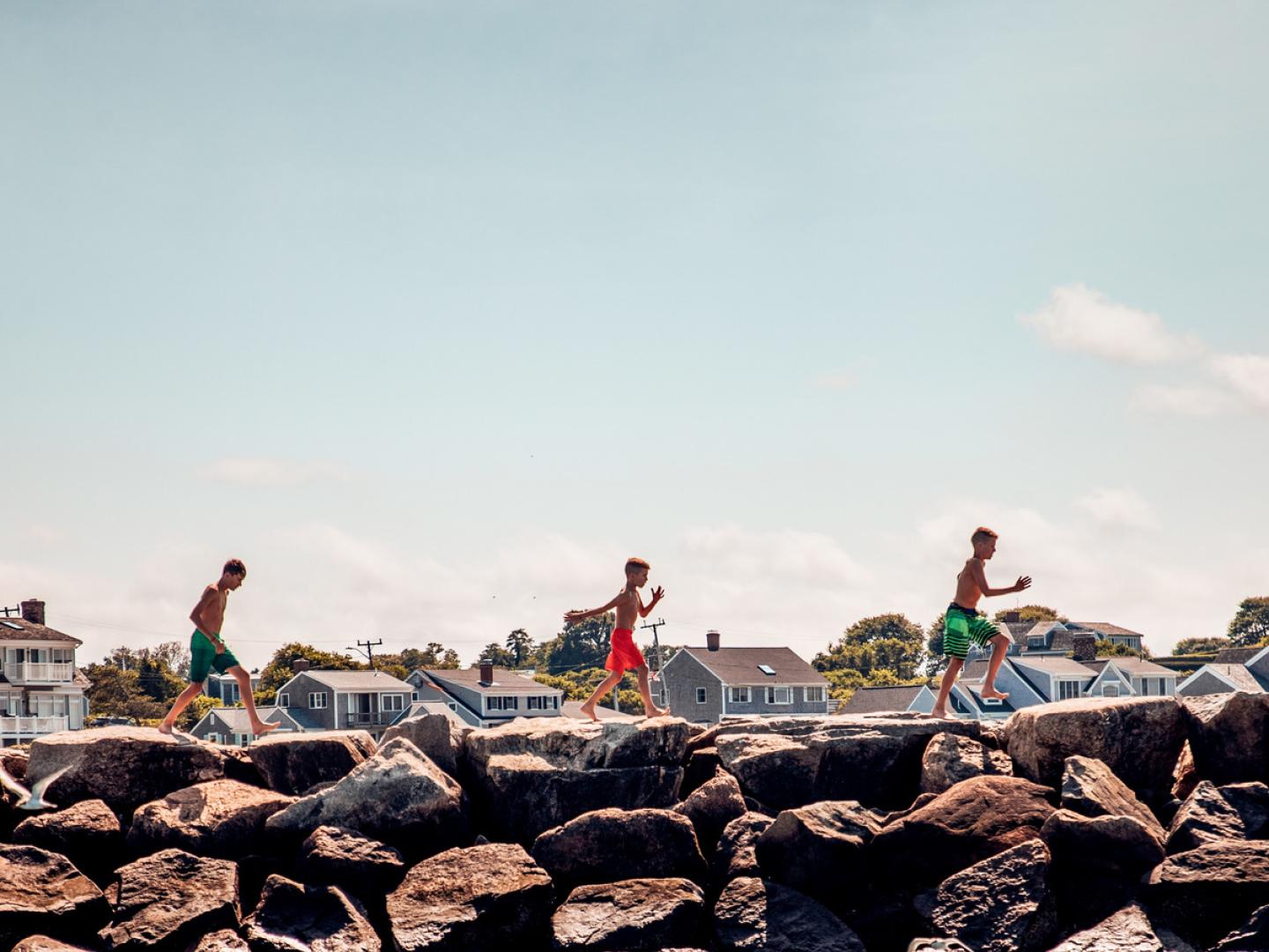 Am Wasser joggende Kinder auf Martha’s Vineyard